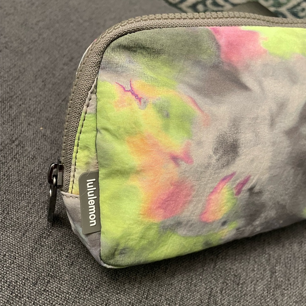 RARE Lululemon - Everywhere 1 Liter Belt Bag Hyper Dye Multi/Rover - NWT - Picture 11 of 12